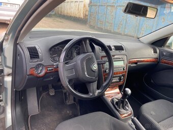 Octavia2 po faceliftu2009,kód barvy 9559 najeto 220 t - 6