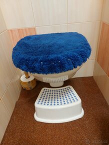 Natahovací tmavě modrý potah na WC prkénko 43 x 36 cm - 6
