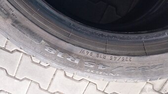 Prodám 2 x letní pneu Pirelli 235/45/18 - 6