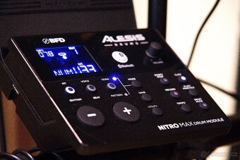 Elektronické bicí Alesis nitro max s přidaným tomem a crahem - 6