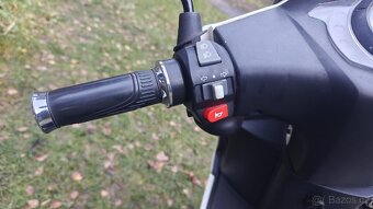 Akumoto 600 elektrický skútr bez baterie - 6