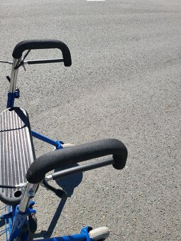 seniorské chodítko - modré, kolové - 6