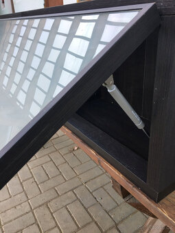 Závěsná prosklená police s výklopnými dvířky - 6