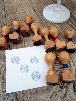 STAROŽITNÝ KOVOVÝ STOJÁNEK NA RAZÍTKA + 9 ks razítek - 6