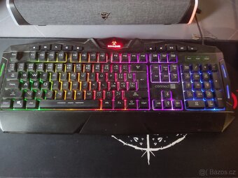 Kompletní balíček PC s monitory herním stolem i židlí - 6