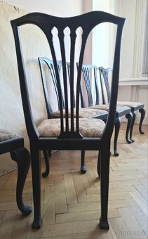 Starožitný stůl a 6 židlí - 6