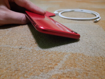 Červený iPhone SE 2020, včetně obalu a ochranného krytu, vel - 6