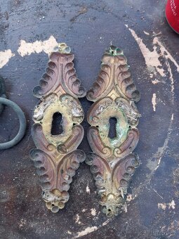 Ozdobne kovani ze stare drevene skrine se suplikem - 6