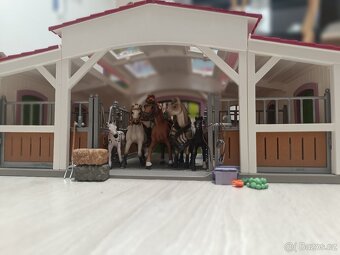 Schleich 42344 Stáj s koňmi a příslušenstvím - 6