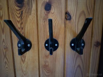 Lustr, světla, radiátory, věšáky, zrcadlo, umyvadlo - 6