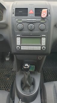 Touran 1.6 FSI 85 kw 7 místné Top stav - 6