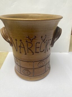 Čtyři keramické hrnky a nádoba na vařečky - 6