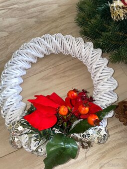 Vánoční výzdoba, věnec, svícen, stromeček, jmelí - 6