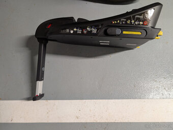 Dvě autosedačky vajíčko se základnami - 6