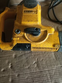 Bourací kladivo SDS Max. Značka DeWALT 1800 Watt - 6