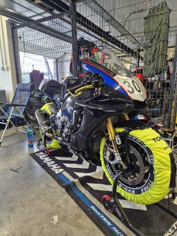 Yahama R1M 2015 okruhová - 6