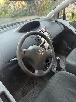 Toyota Yaris II 1.3 benzin - 6