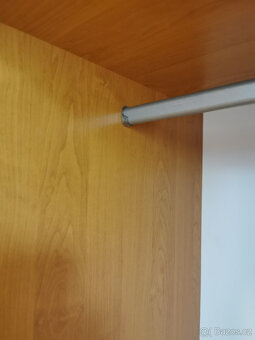 Šatní skříň se dvěma zásuvkami a zrcadlem uprostřed - 6