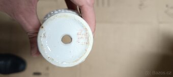 malá porcelánová vázička s prořezávaným dekorem - 6