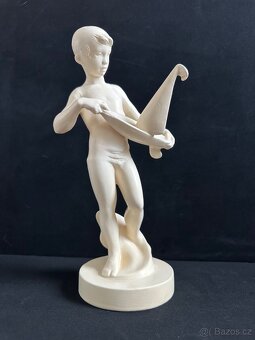 Soška chlapec s lodičkou - 6