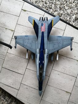 Slepený model AH-64 1/72 + podložka - 6