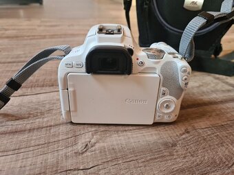 Zrcadlovka Canon 200D - 6
