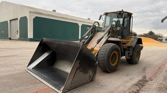 Kloubový nakladač JCB 426e - 6