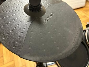 Prodám elektronickou bicí soupravu Alesis Command Mesh Kit - 6