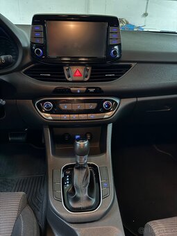Prodám Hyundai i30 1.6 CRDi, automat, r.v. 2021, bílé barvy - 6