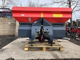 Rozmetadlo hnojiva 1000 l nezávislé hydraulické otevírání - 6