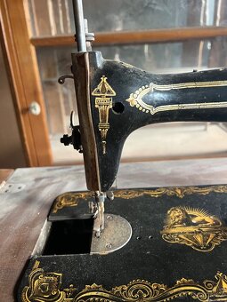 Starý šlapací šicí stroj – dekorativní litinový podstavec, k - 6