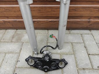 Suzuki GS 500 - přední tlumiče - kolo - centrální - 6