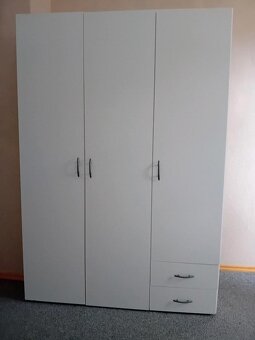 Prodám manželskou postel + Šatní skříň - 6