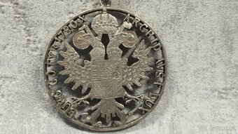 Velká stříbrná mince - tolar, vyřezávaný přívěšek - 6