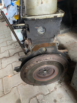 Ford 2.0 OHC motor - 6