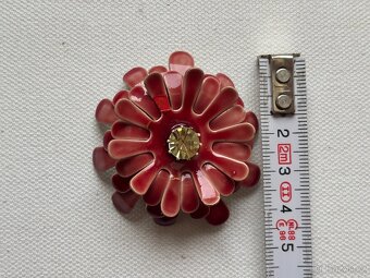 Stará kovová brož s bílým broušeným kamínkem - 6