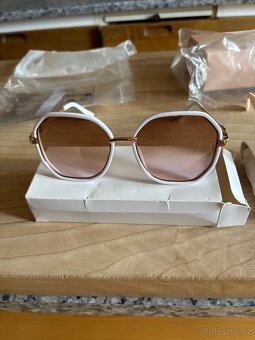 náušnice, ozdobné spony ,nové sluneční brýle,knihy - 6