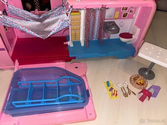 Barbie karavan se skluzavkou a bazénem - 6