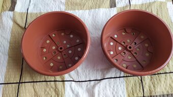 PLASTOVÉ MÍSY + KVĚTINÁČE PRO ROSTLINY - 6