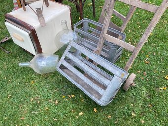 staré rádio stará plechovka starý medvídek židle rudl - 6