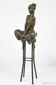Bronzová socha mladé dámy na barové židli, 29cm - 6