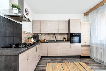 Prodej prostorného bytu 3+1 (99 m²) se čtyřmi lodžiemi, skle - 6