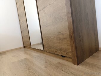 Šatní skříň se zrcadlem JYSK - výborný stav - 6