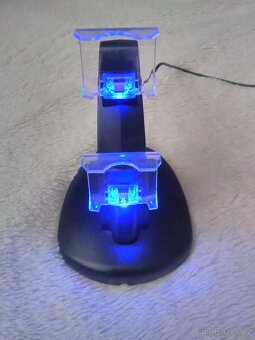 Nabíjecí stojan pro PS4 ovladače - 6