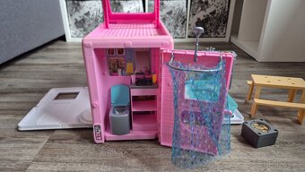 Barbie karavan + 17 Barbie - 6