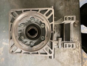 Uhlová šnekova převodovka s dvěma vývody k el.Motoru - 6
