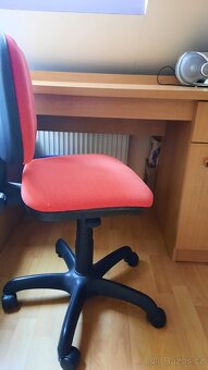 Psací stůl, šupliková skříňka a židle. - 6