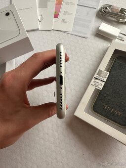 Mobilní telefon Apple iPhone 8 64GB - 6