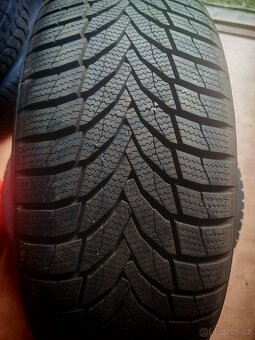 Prodám 2 Kusy Zimních pneumatik Nexen. 215/5516 - 6