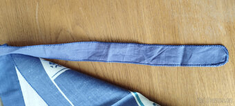 stolní běhoun s cibulákovým vzorem a 2 zástěry se stejným - 6